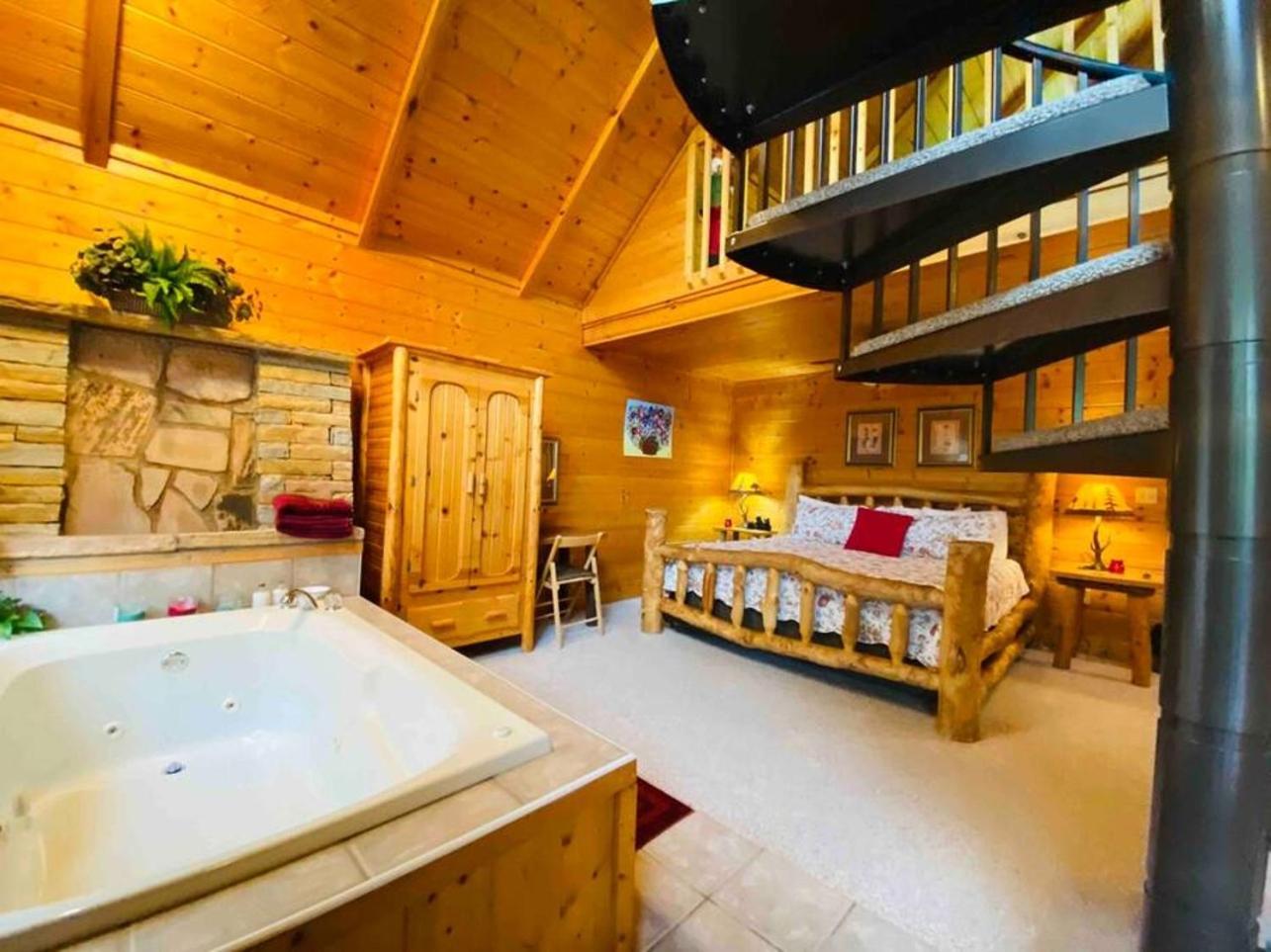 Romantic, Honeymoon Cabin In The Smokies! Gatlinburg Kültér fotó